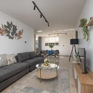 Family 2 Bed 2 Bath Near Florida Rd Apartment