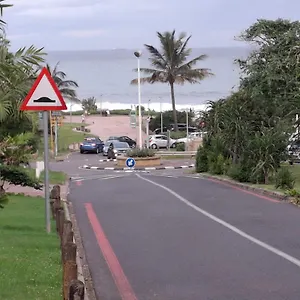 Homestay Close To The Sea - Sea Facing Upstairs En-suite Bedroom In Main House Durban