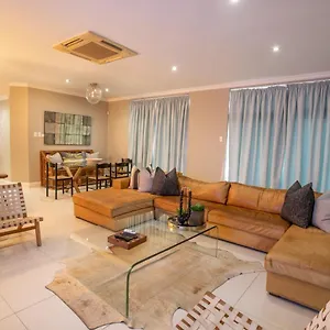 Apartment At The Point - Sleek Stylish Seabreeze *