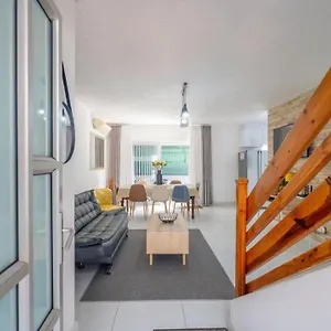 Halaal Haven: Luxury Near Musjid Al Hilaal Apartment *