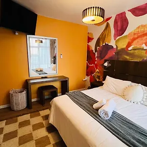 The Oceanic 52 Apartment *