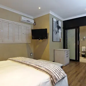 Guest house Executive Suites At 555
