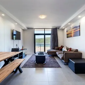 At The Point - Outstanding Open Lookouts Apartment
